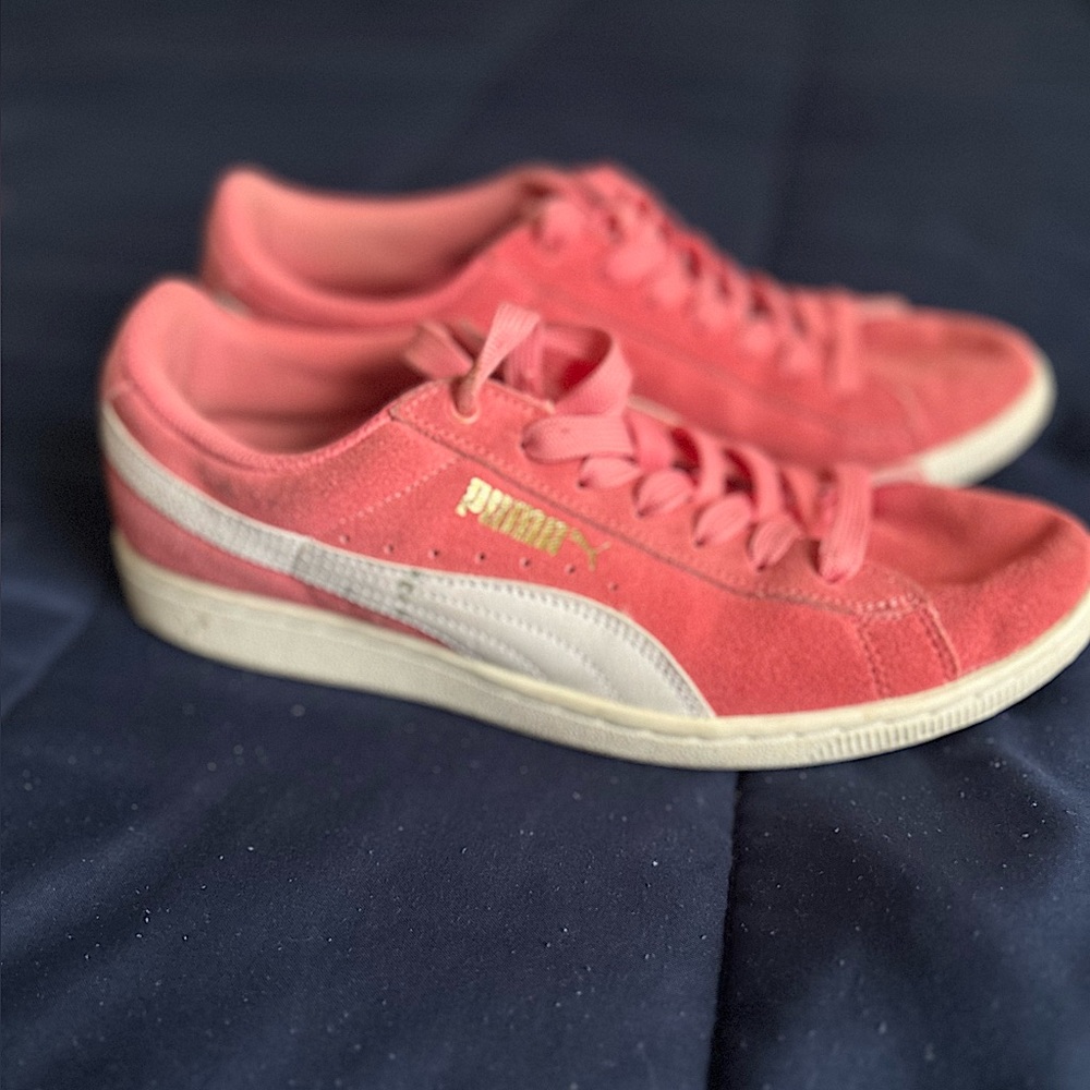 Classic Puma Suede Sneakers. Size 9
